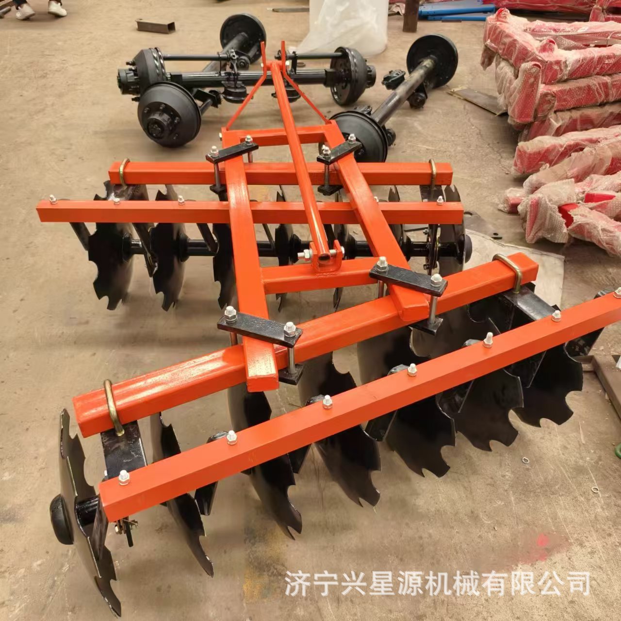 拖拉机带圆盘耙翻地开荒整地犁