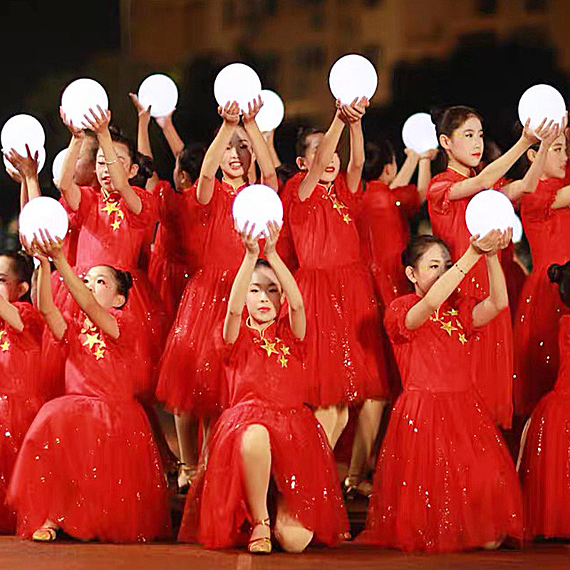 速发灯火里的演国灯球发光圆球灯舞蹈演形表中手捧走秀手持出合唱