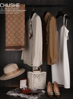 初舍印象 样板间衣帽间衣服驼色女士装饰品摆件衣柜软装现代简约