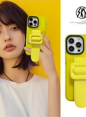 简约荧光皮腕带苹果17promax手机壳支架适用于iphone15plus软14Pro硅胶套13包包同款12玫红11潮牌Xr女款AIR