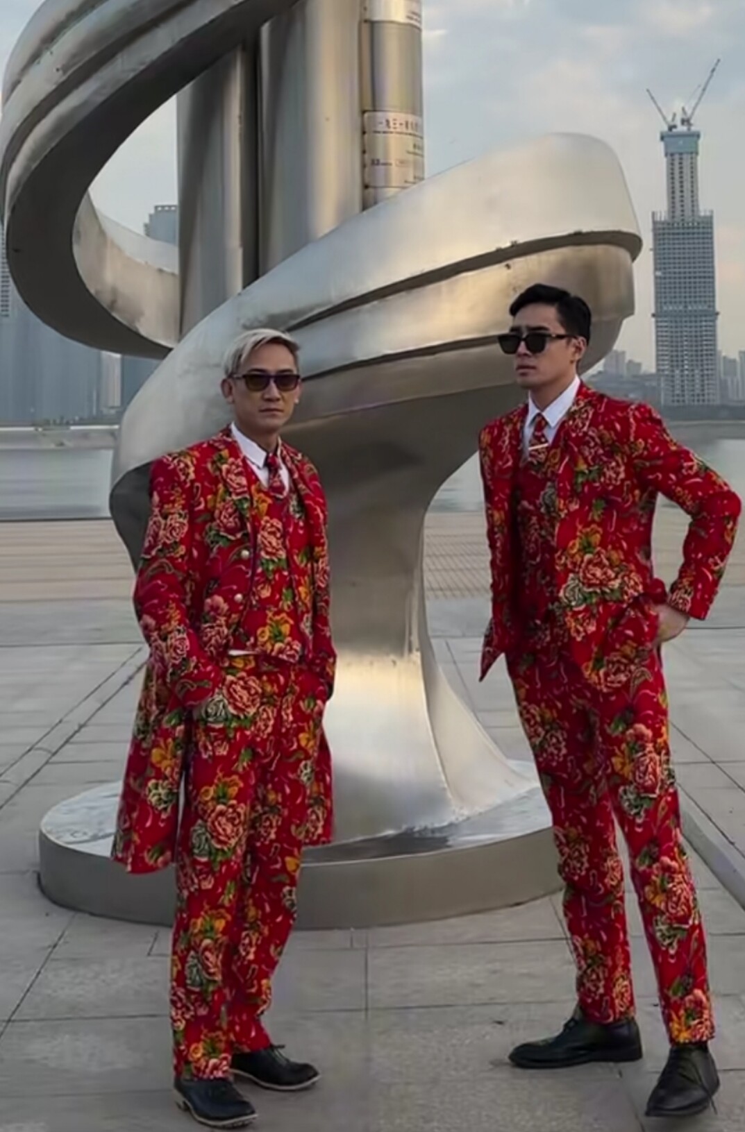 东北大花西服西装套装网红潮流个性修身舞台街道中国风拍视频结婚