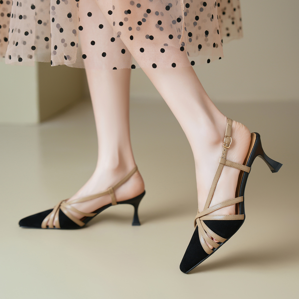 星期六细跟羊皮尖头女凉鞋