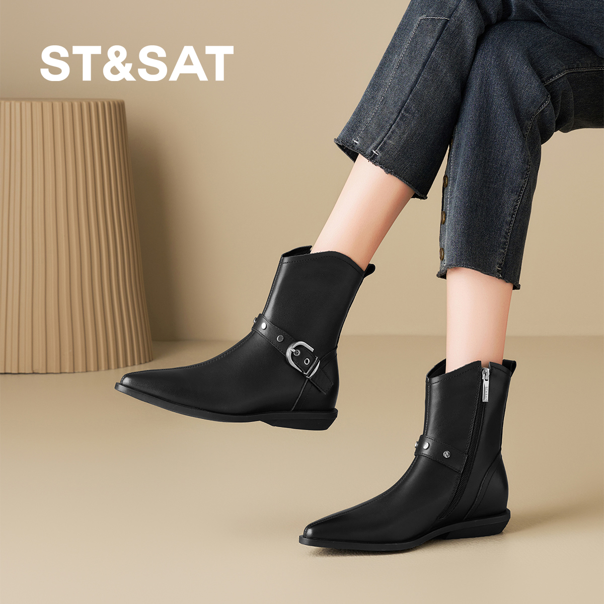 星期六黑色尖头短靴女2025新款粗跟皮带扣机车靴瘦瘦靴厚底不累脚