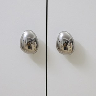 轻奢派水滴银色柜门拉手单孔陶瓷极简抽屉衣柜子橱柜小把手高级感