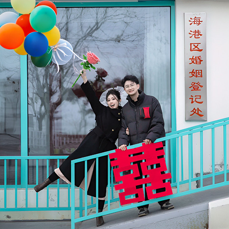 速发手拿彩色气球领证拍照道具跟拍拍摄摆拍登记仪式感小工具神器