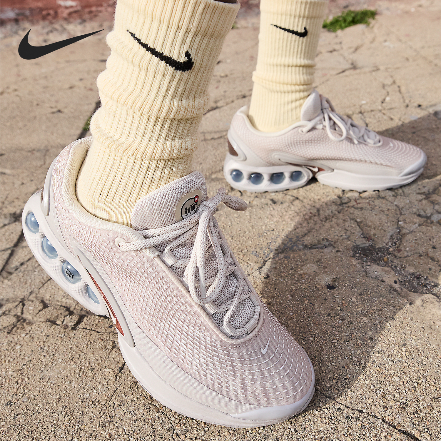 耐克女士轻盈活力耐磨运动鞋