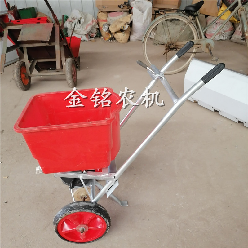 新品施肥器农用机械手推撒肥车小麦草坪撒化肥V神器人力洒肥车