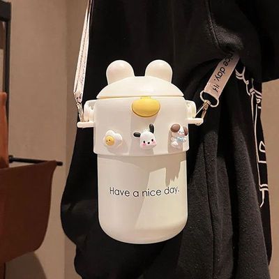 保温杯女生高颜值水杯便携吸管杯大容量学生可爱超萌W弹扣斜挎水