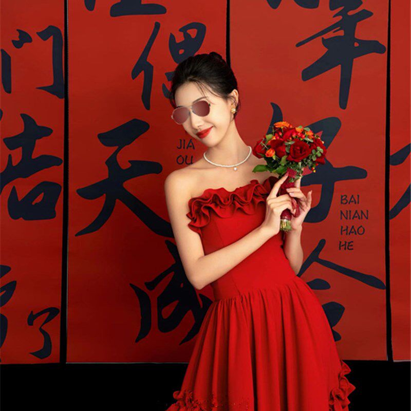 极速新中式小众轻婚纱晨袍女红色B一字肩抹胸连衣裙订婚礼服新娘