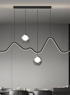 轻奢风意式极简餐厅一字吊灯2025新款高级感烟灰色吧台饭厅灯具饰