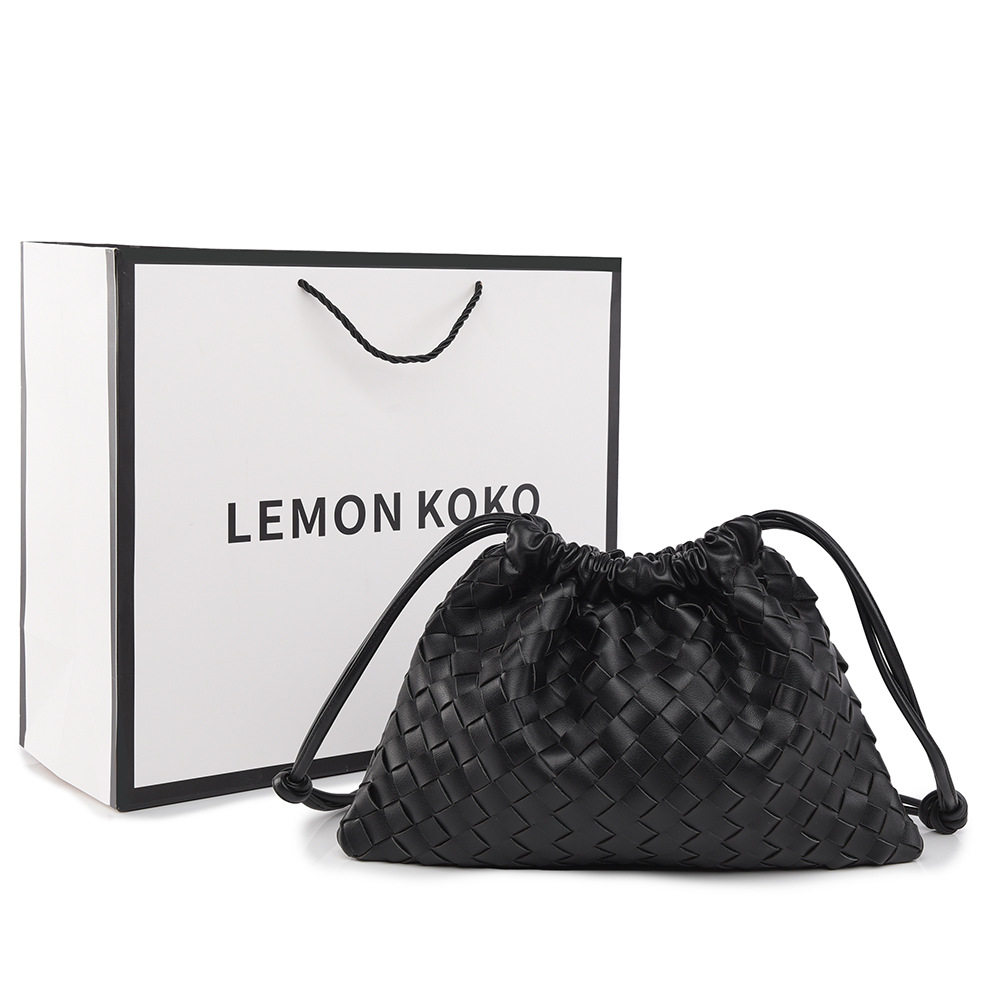 斜挎包新款手工编织包经典时尚抽绳福袋包软皮大容量通勤包女,箱包皮具/热销女包/男包,通用款女包,淘宝优惠券,粉丝福利购,淘宝优惠卷