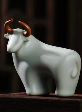 汝窑小牛摆件景德镇陶瓷办公室桌面装饰品瓷器复古青瓷新年吉祥物