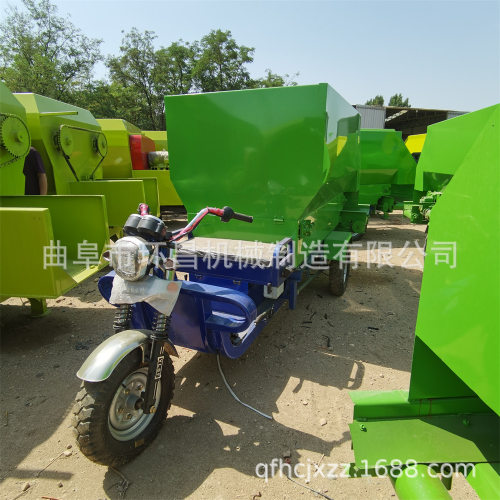 电动三轮双侧出料牛羊撒料车