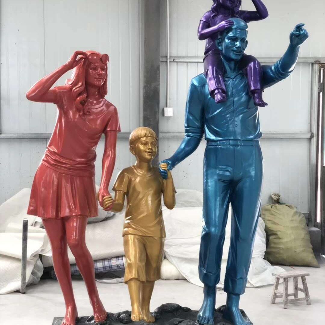 玻璃钢仿铜彩绘一家四口雕塑