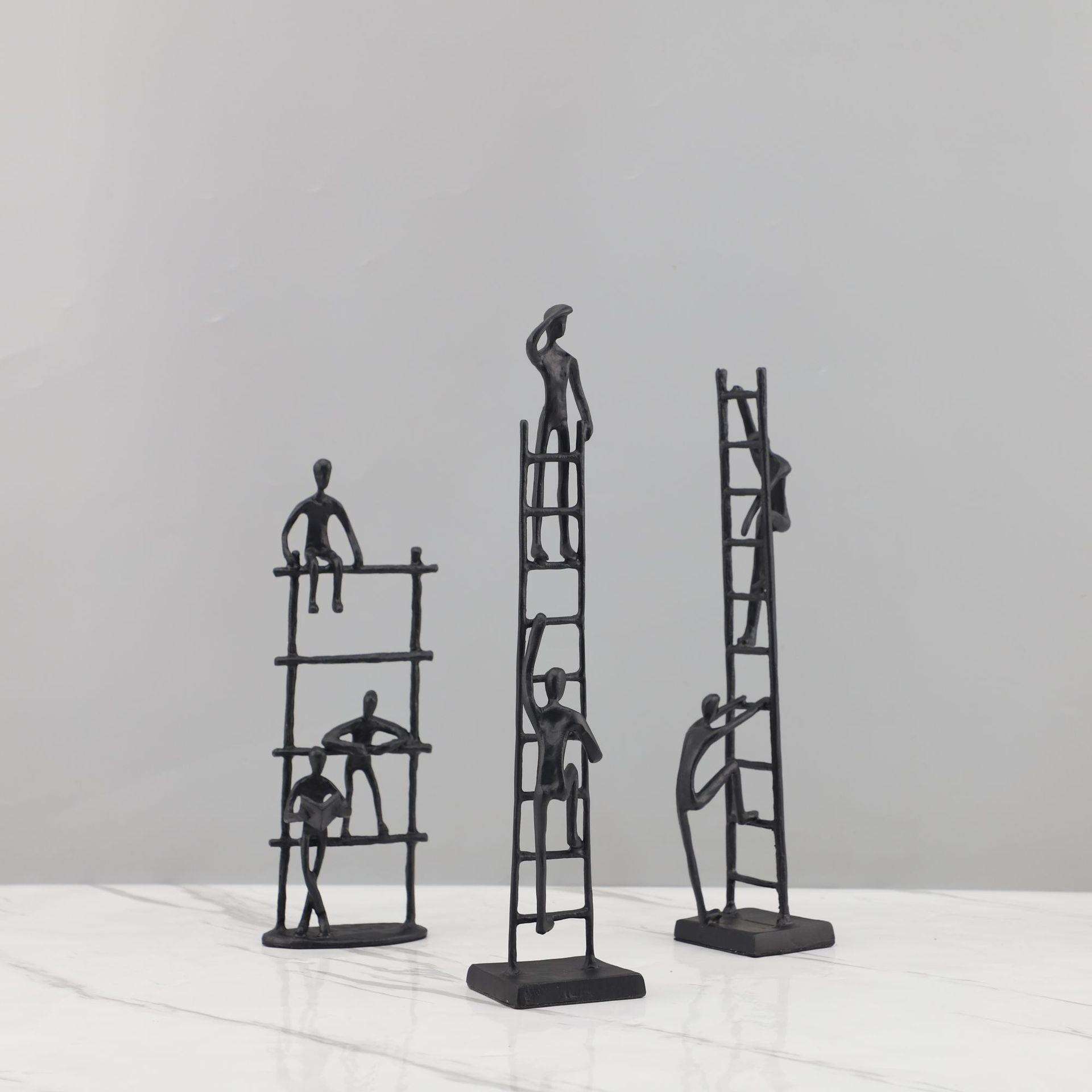 简约现代金属黑色攀登人物摆件样板房售楼部家居客厅创意软装饰品