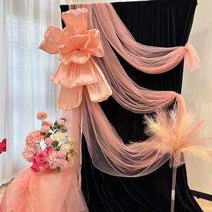 中式红色粉色纱幔黑色背景丝绒布褶皱纸鸢花仿真芦苇晨袍拍照婚房