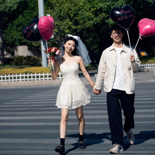 速发领证拍照道具头纱爱心气球登物订婚结婚摆拍神器小拍件跟记摄