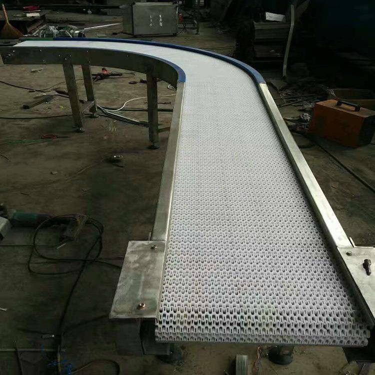 供应PVC塑料链板输送带灌装水桶饮料转弯机S型柔性板链输送机