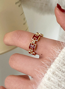 时尚简约安可拉红色h字母开口戒指女秋冬气质轻奢精致感指环