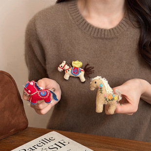 布艺针织花朵本命年小马胸针2025新款卡通可爱胸花时尚百搭胸饰女