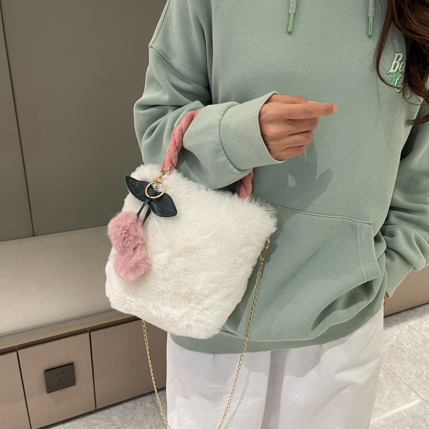 云朵包洋气秋冬新款兔毛毛绒包包褶皱斜挎包手提时尚百搭毛茸茸fq