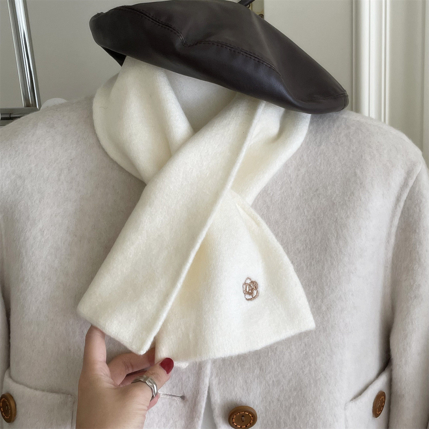 白色交叉针织围脖女短款围巾刺绣花卉冬季保暖含羊毛混纺领巾百搭,服饰配件/皮带/帽子/围巾,围巾/丝巾/披肩,淘宝优惠券,粉丝福利购,淘宝优惠卷