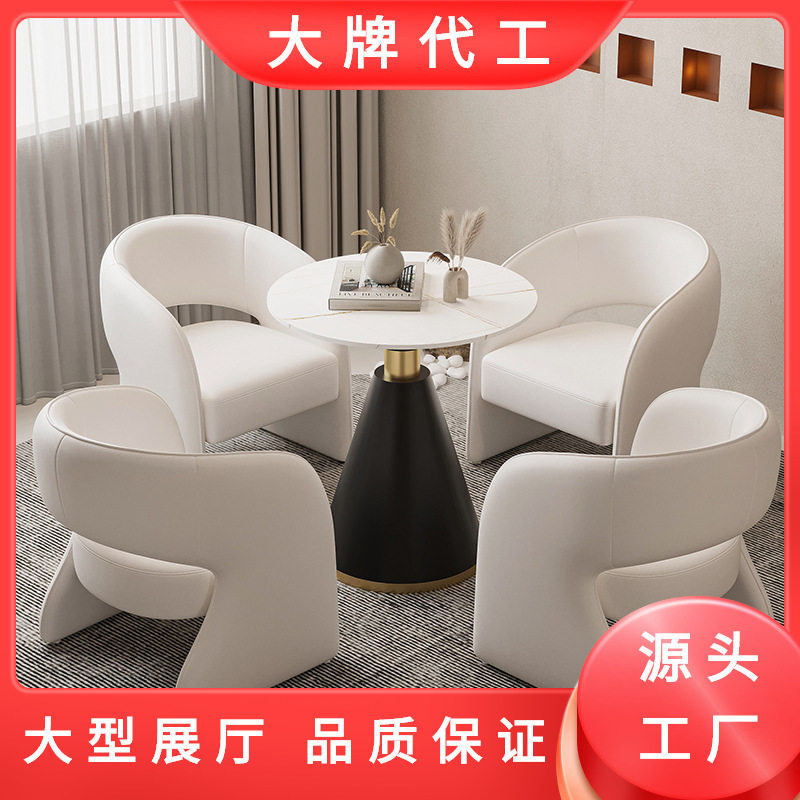 奶油风单人沙发一桌四椅洽谈