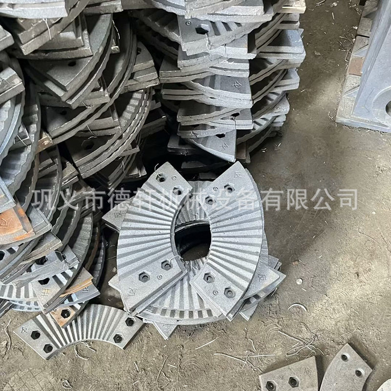 牙板耐磨衬板锤头高锰钢齿板筛板篦条活动颚板鄂式破碎机配件价格图片