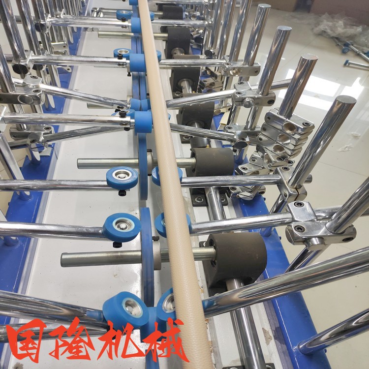 国隆踢脚线格栅移门型材包覆机铝合金木纹纸集成墙板贴膜机