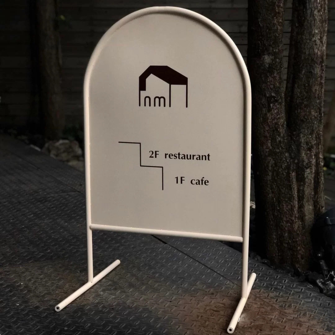 迎宾牌子店铺门口广告牌展示架立式导向牌指示牌户外服装店牌