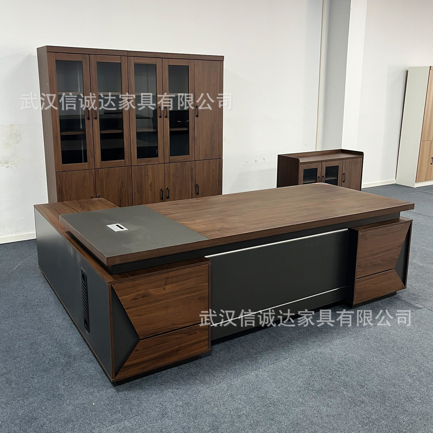 武汉老板办公桌椅组合办公桌胡桃色总裁经理桌子主管大班台2.4米
