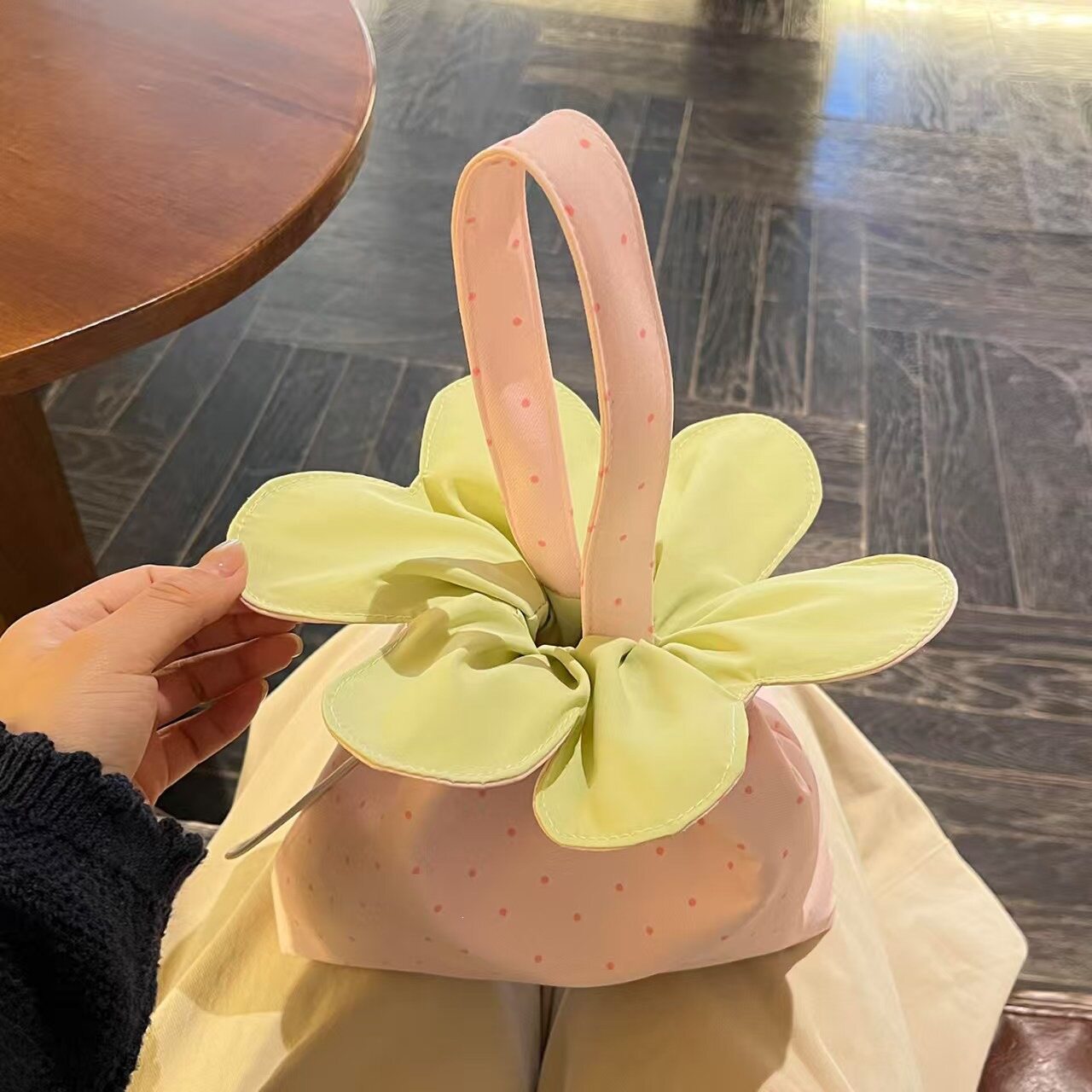 草莓小花朵手提化妆收纳包高颜值小清新可爱上班便携伴手礼手拎包