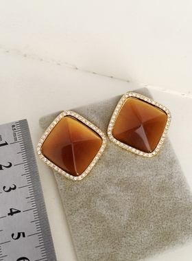 极速耳针 看好尺寸不退 1202 t@s 金色底镶方形Z黄色纹路石