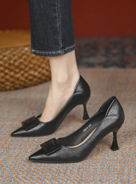 新品羊皮方扣黑色高跟鞋女2026新款细E跟软皮不磨脚尖头小码31323