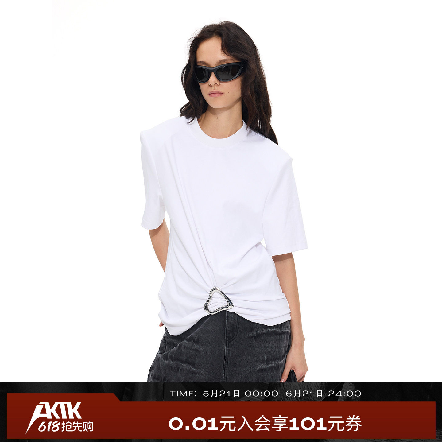 AKTK异形三角扣垫肩打褶时尚白色圆领短袖T恤女夏2026新款