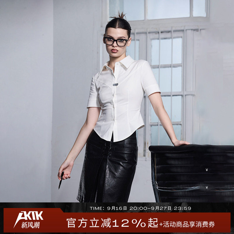 AKTK白色翻领落肩时尚宽松修身百搭金属锁扣衬衫女上衣短袖图片