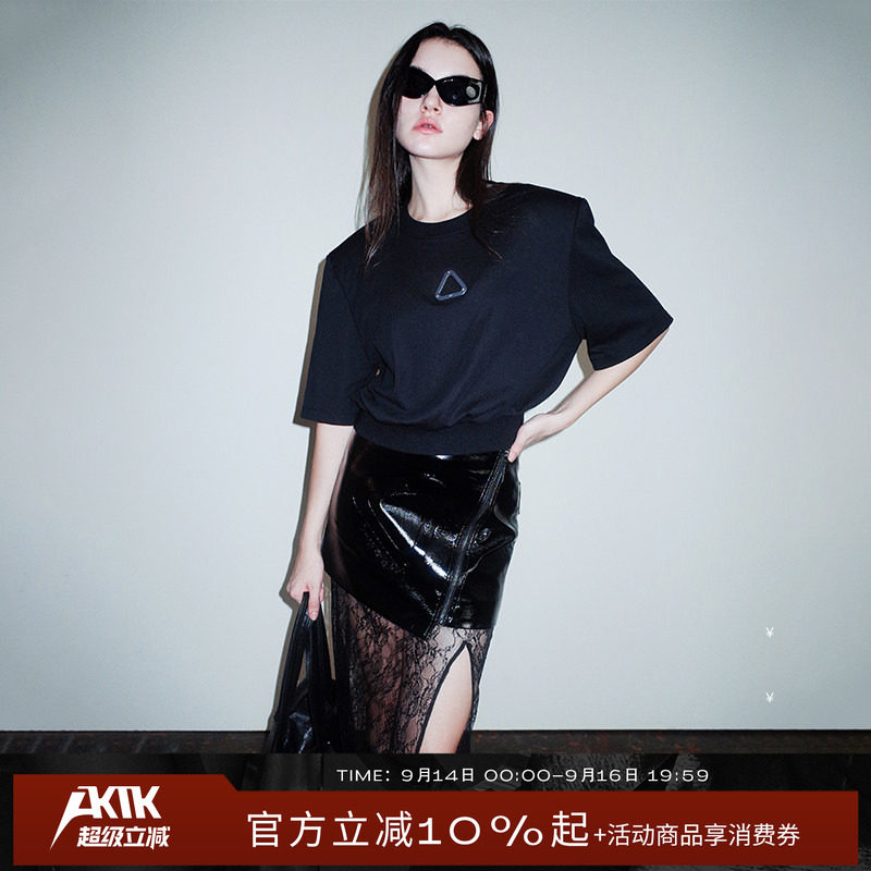 AKTK【魏辰明星同款】收腰宽松百搭廓肩三角金属牌短袖女t恤夏图片