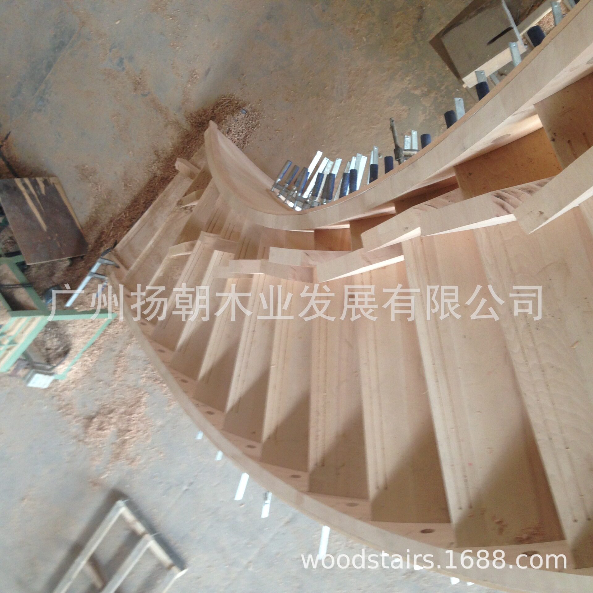 广州厂家供应豪华别墅复式用欧洲榉木实木楼梯实木楼梯扶手