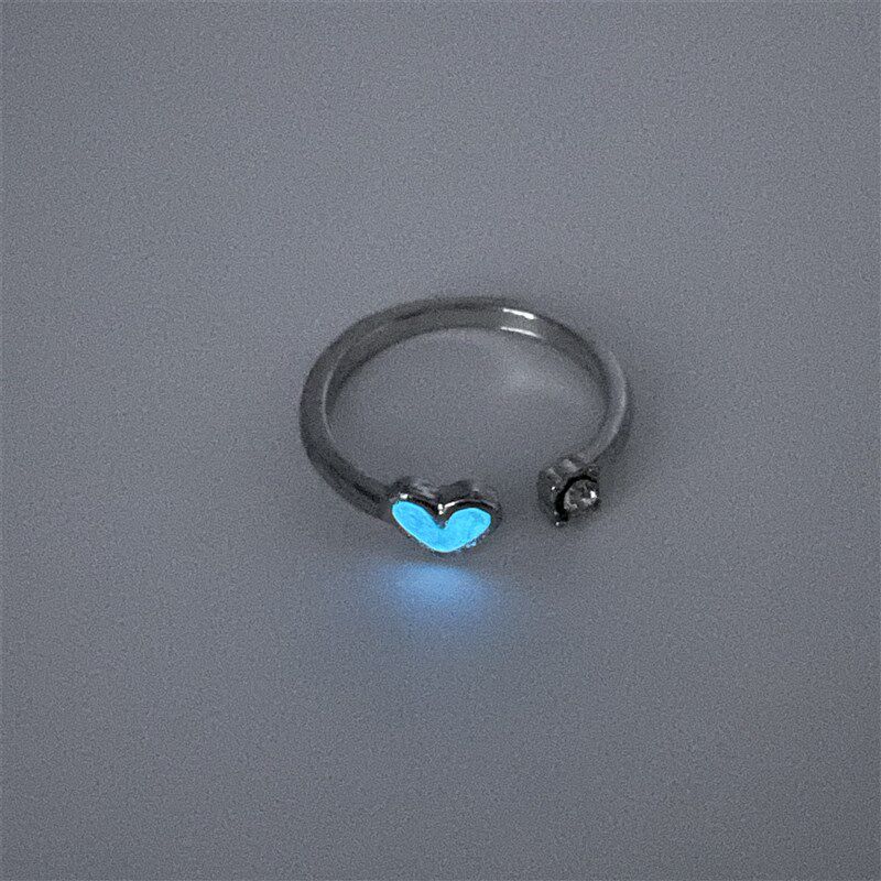 新品无聊了戴个能发光的小爱心!创意吸光L夜光心形戒指 开口可调