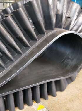 大倾角输送带650mm焦粉铁粉橡胶挡板黑色传送带尼龙裙边输送带