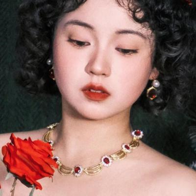 宫廷夸张风~是复古红色项链哦