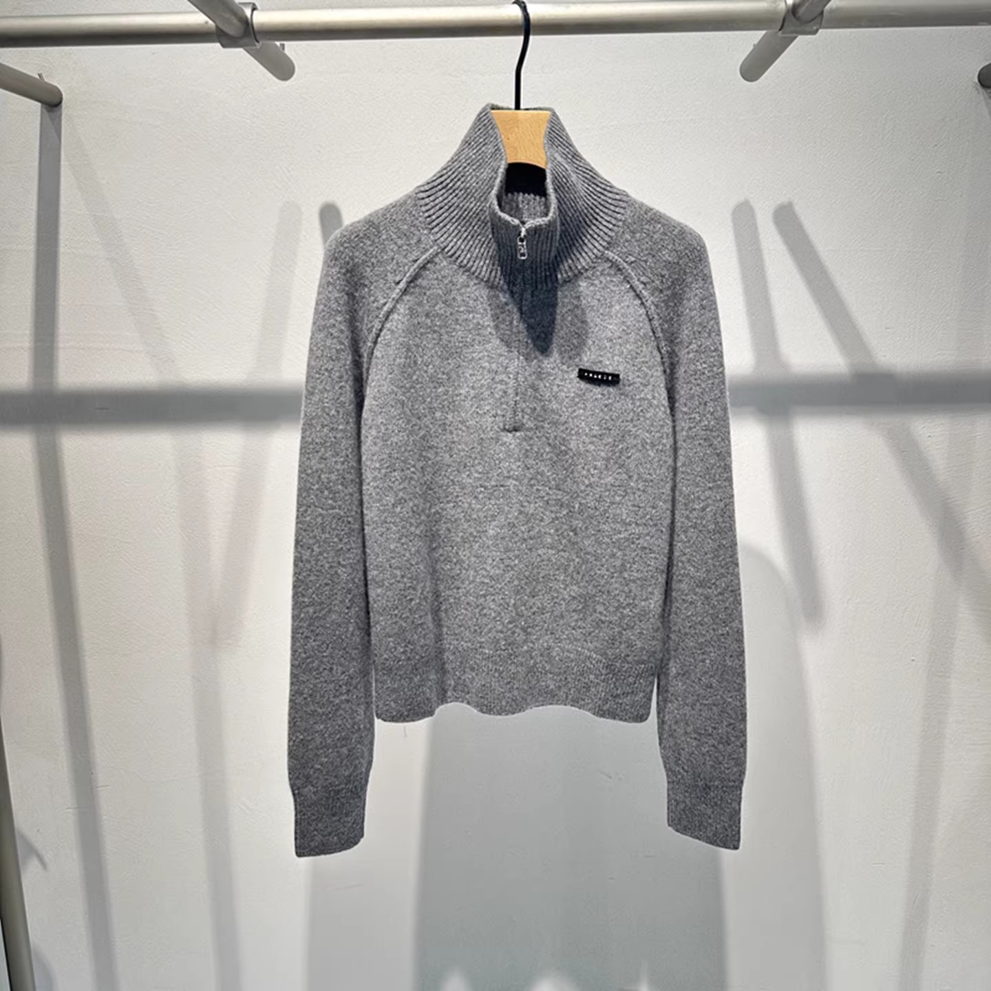 艾诺丝2025秋冬季灰色长袖针织衫