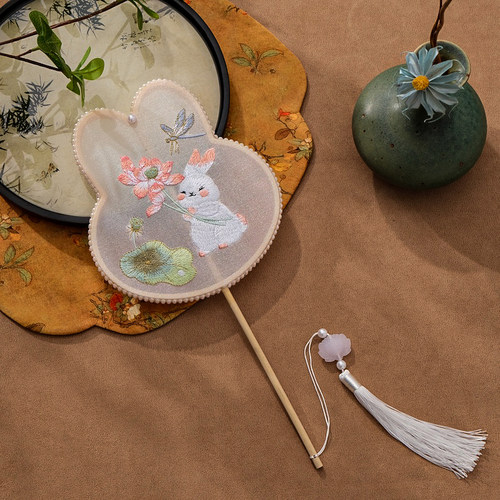 古风儿童绣花团扇小女孩手持扇子