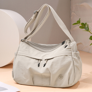 日本大容量斜挎包女新款上班通勤单肩包轻便旅行斜挎包多层防水包