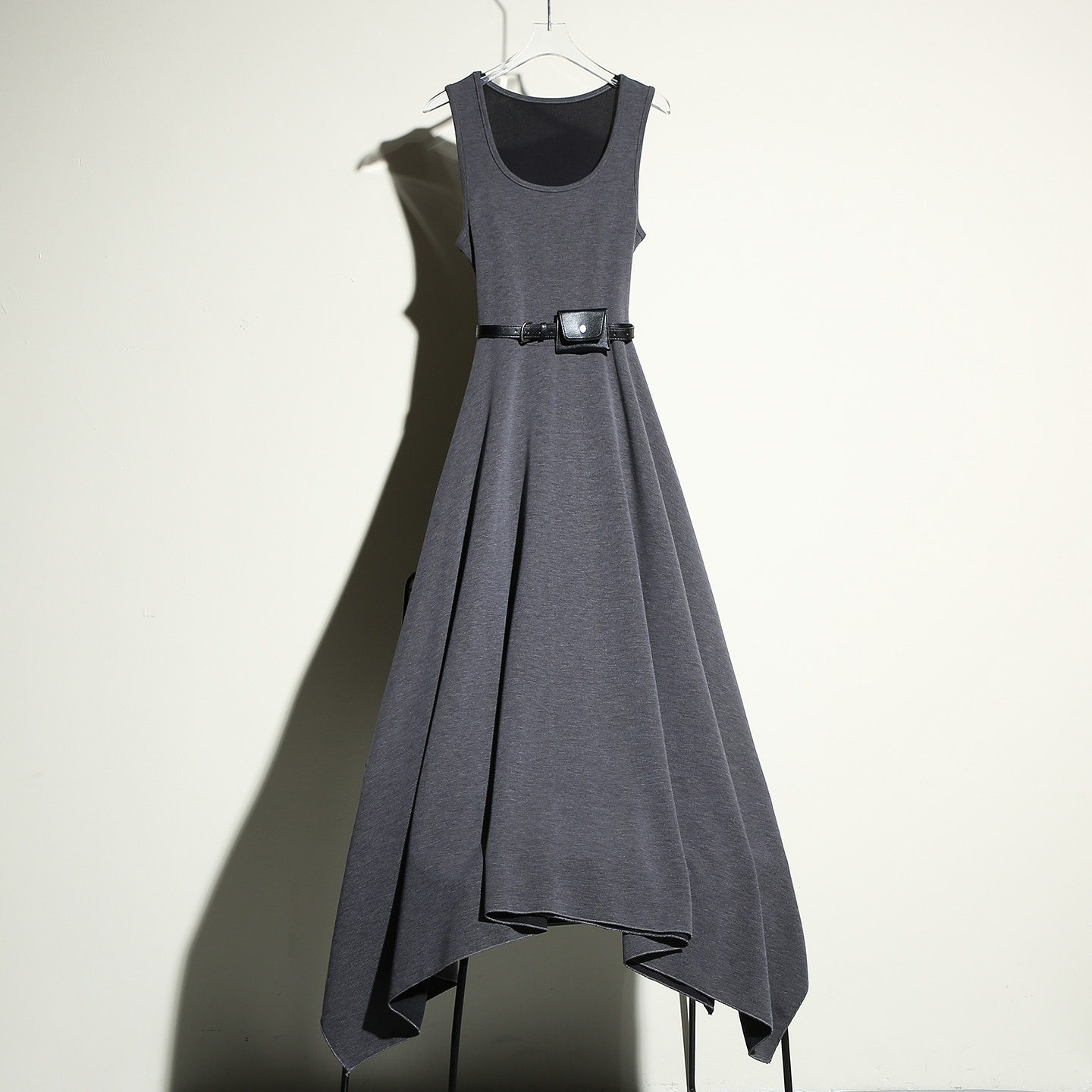 简约灰色无袖收腰连衣裙显瘦不规则大摆长裙通勤气质配腰带包包裙