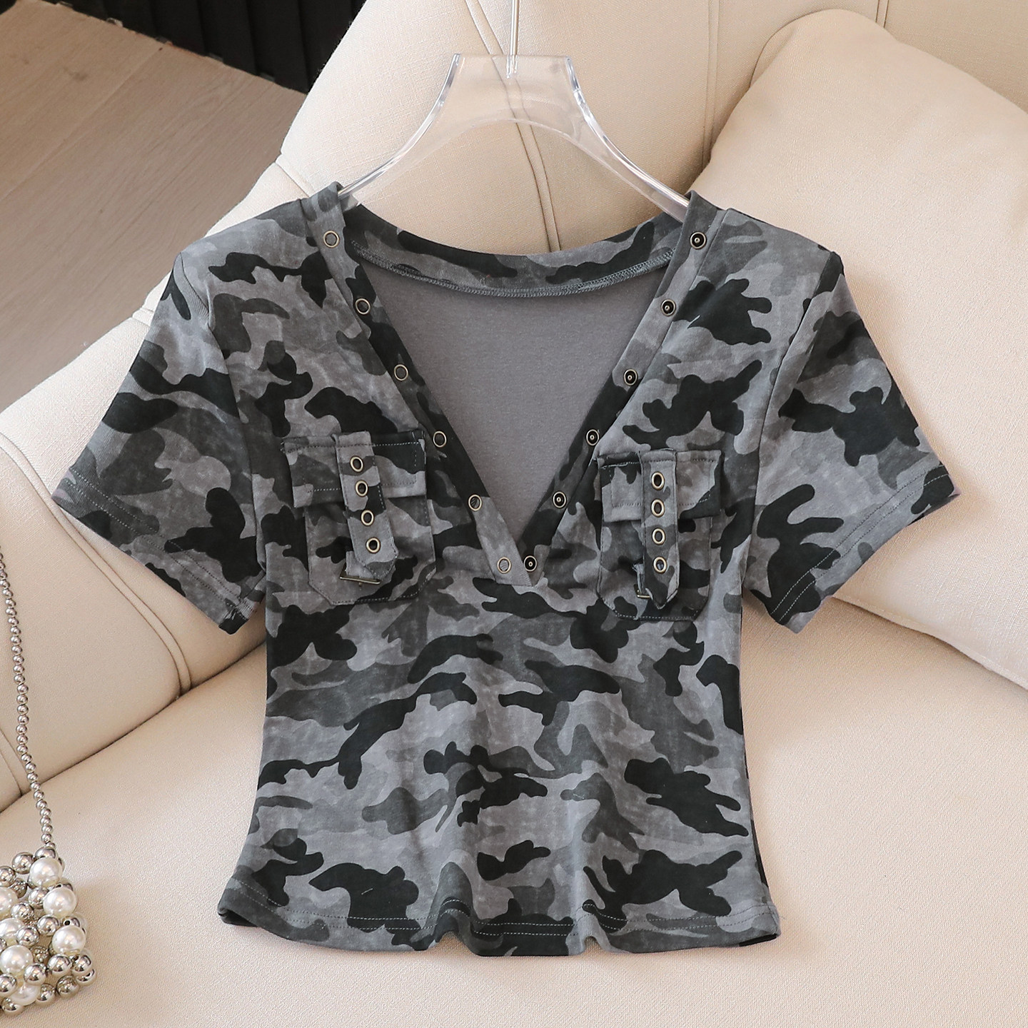美式迷彩风短袖T恤女夏季新款宽松V领铆钉装饰个性上衣辣妹小衫