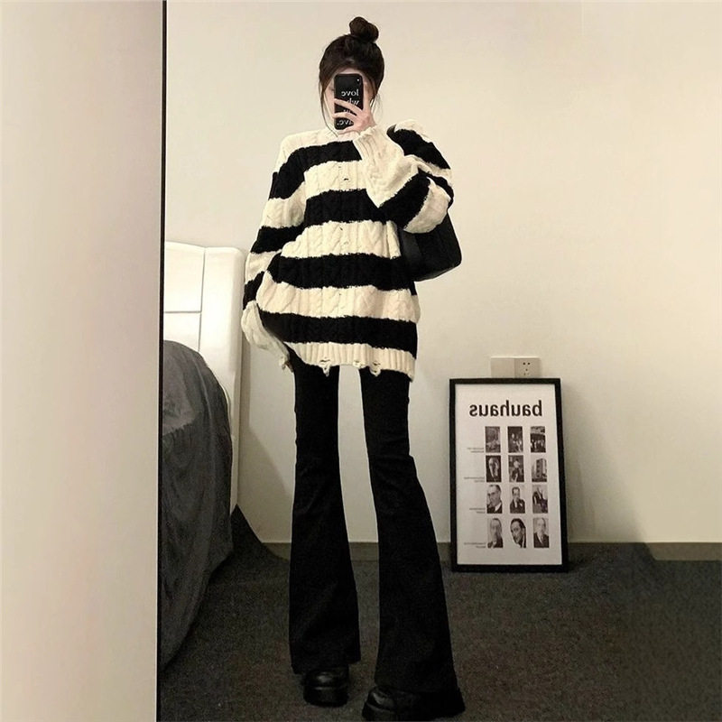 黑色简约微喇叭牛仔裤女2