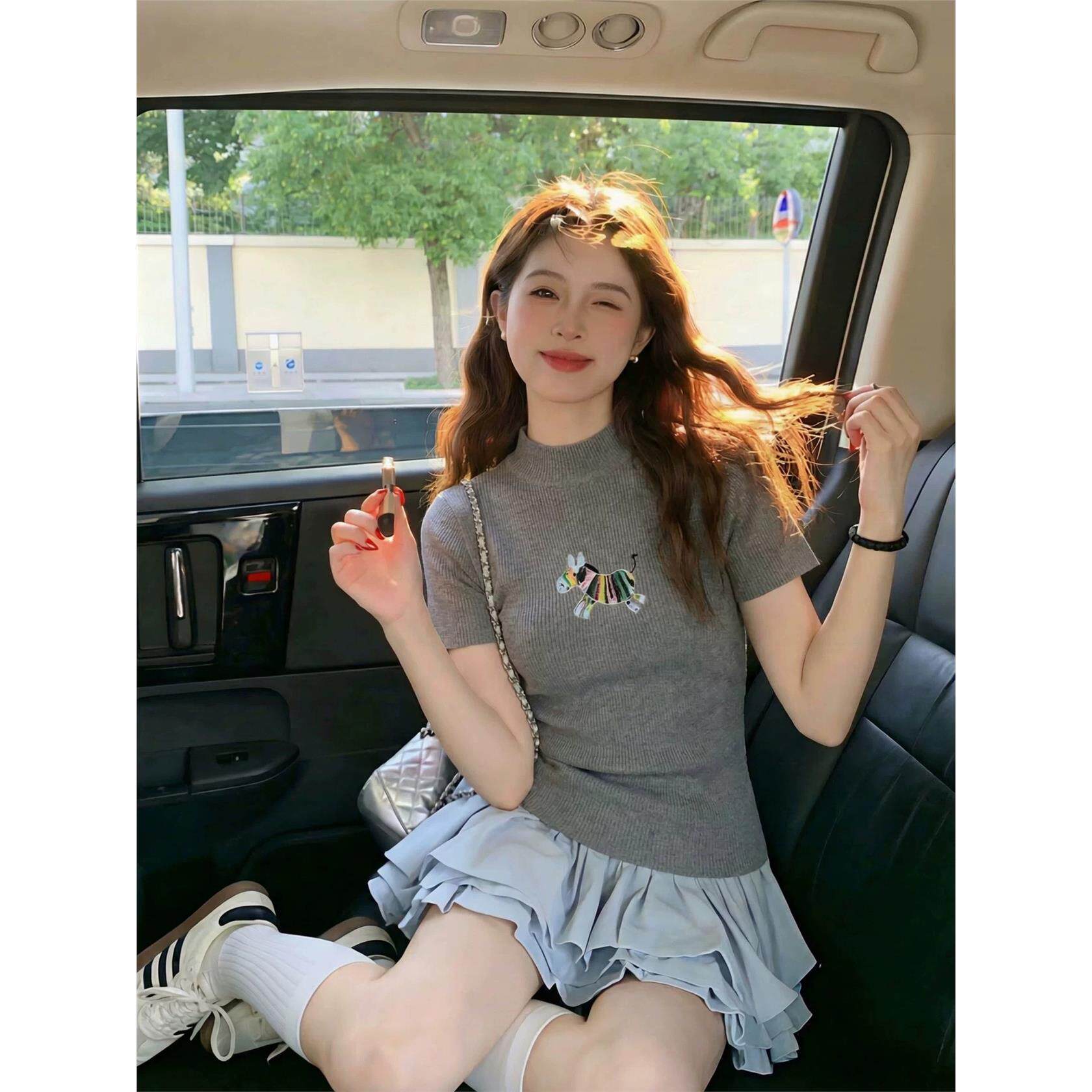 灰色小马刺绣半高领针织