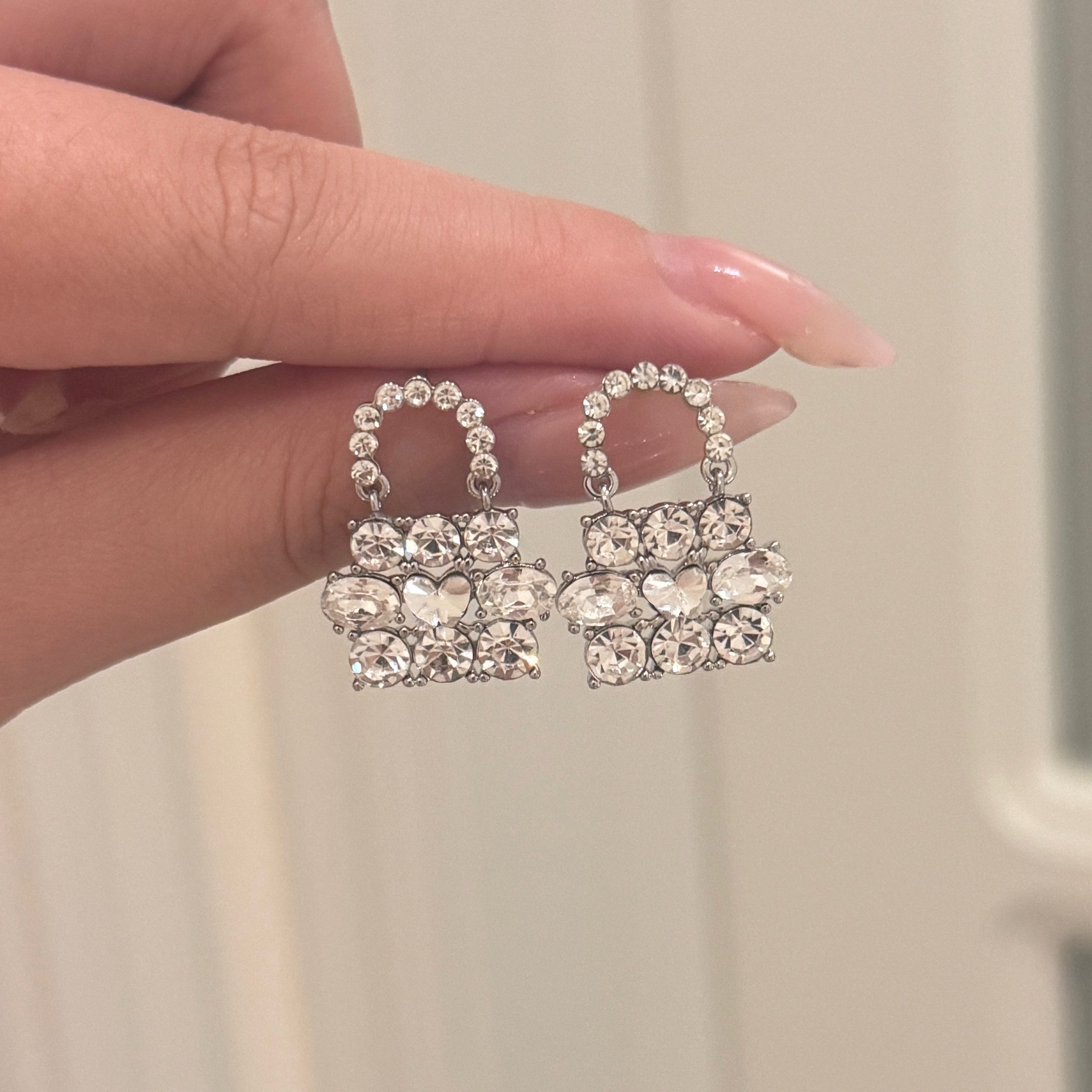 爆闪银色包包仿锆石耳钉2025新款爆款小众独特时尚气质精致耳饰女,饰品/流行首饰/时尚饰品新,耳钉,淘宝优惠券,粉丝福利购,淘宝优惠卷