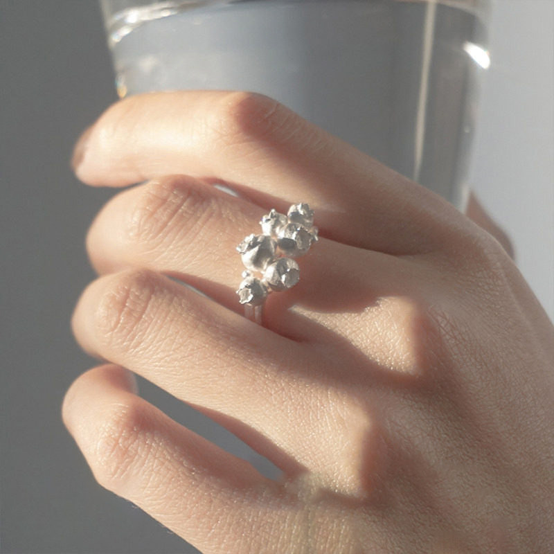 极简风银色蓝莓果实戒指女高级感潮流素雅简约时尚个性雕刻食指戒